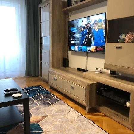 Adrian Home, Central Πλοέστι Εξωτερικό φωτογραφία